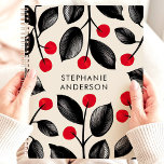 Agenda Nombre personalizado de Berries Botánicas Negro y<br><div class="desc">Sumérjase en un mundo de belleza botánica con este fascinante planificador. Delicadas hojas negras se entrelazan con bayas rojas vibrantes, creando un diseño elegante y llamativo a la vez. Imagínate anotando tus sueños y citas en medio de esta sinfonía de la naturaleza. Personalízalo con tu nombre y deja que este...</div>
