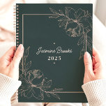 Agenda Nombre Personalizado De Borde Floral Verde Y Rosa<br><div class="desc">Entrar en un mundo de belleza botánica con este elegante planificador. Un elegante borde floral en suave rosa honra la cubierta verde profunda, creando un remanso de tranquilidad para sus pensamientos y planes. Imagínate anotando tus sueños y citas en medio de un jardín de inspiración. Personalízalo con tu nombre y...</div>