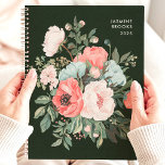 Agenda Nombre personalizado de floral oscuro y sin tiempo<br><div class="desc">Este elegante diseño cuenta con un exuberante ramo de flores de coral, color rubia, crema y tonos verde suave, todo ello rodeado de un rico fondo verde oscuro. El nombre personalizado y el año le dan un toque refinado y clásico, perfecto para profesionales, estudiantes o cualquier persona que aprecie la...</div>