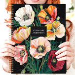 Agenda Nombre personalizado de la amapola pintada en negr<br><div class="desc">Este impresionante diseño presenta un diseño vibrante de flores de amapola pintadas en tonos rojos, naranjas, rosas y cremas, todo ello con un fondo negro audaz. Las pinceladas texturizadas le dan un aspecto pintado a mano, mientras que la elegante placa le da un toque personalizado. Perfecto para profesionales, estudiantes o...</div>