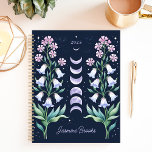 Agenda Nombre personalizado de la fase celeste de la luna<br><div class="desc">Este encantador diseño presenta un motivo celestial de la fase lunar enmarcado por delicadas flores de acuarela en suave lavanda y tonos rosas, sobre un fondo marino profundo. Personalizado con un nombre personalizado y el año 2025, combina encanto cósmico con elegancia botánica. Perfecto para los buscadores espirituales, amantes de la...</div>