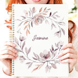 Agenda Nombre personalizado de la flor de color de agua s<br><div class="desc">Este elegante diseño de planificación cuenta con una corona floral de color agua muda en tonos suaves de color rubor, malva y taupe. La disposición suave rodea un nombre personalizado en un guión delicado, creando un toque personalizado y refinado. Ideal para organizar sus tareas diarias, citas o ideas creativas con...</div>