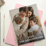 Agenda Nombre personalizado de la foto del personalizado<br><div class="desc">Este planificador fotográfico personalizado personalizado le asegurará que se queda en el camino todo el año. Añade una foto y un texto personalizar a cualquier texto de su elección. Este planificador personalizado hará un regalo único para ocasiones durante todo el año.</div>