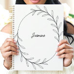 Agenda Nombre personalizado de la hoja de color negra min<br><div class="desc">Este elegante diseño presenta una minimalista corona de hojas delicadas dibujada en línea negra que rodea un nombre de personalizable en un guión elegante. La estética limpia y moderna la convierte en perfecta para profesionales, estudiantes o cualquier persona que aprecie diseños simples y sofisticados. Ideal para la organización de tareas,...</div>