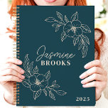 Agenda Nombre personalizado de la placa Minimalista verde<br><div class="desc">Manténgase organizado e inspirado con este elegante planificador que presenta un minimalista diseño floral con un sofisticado fondo verde azulado. Personalízalo con tu nombre para un toque único y elegante. Este planificador es perfecto para realizar un seguimiento de las citas, tareas pendientes y todas sus fechas importantes durante el 2025....</div>