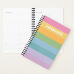 Agenda Nombre personalizado de las bandas de arcoiris del<br><div class="desc">Diseño caprichoso de rayas simples en una brillante paleta de arcoiris.</div>