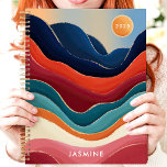 Agenda Nombre personalizado de las montañas abstractas 20<br><div class="desc">Emprender un viaje de organización y creatividad con este fascinante planificador. Con un paisaje abstracto de coloridas montañas onduladas, este planificador evoca una sensación de aventura y tranquilidad. Imagínate anotando tus sueños y citas en medio de este paisaje impresionante. Personalízalo con tu nombre y deja que este planificador sea tu...</div>