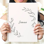 Agenda Nombre personalizado de Laurel Wreath minimalista<br><div class="desc">Manténgase organizado e inspirado en este minimalista planificador con un delicado diseño de laurel. Personalízalo con tu nombre por un toque de elegancia. Este planificador es perfecto para establecer objetivos, rastrear citas y anotar apuntes. Su diseño limpio y su amplio espacio de escritura lo hacen ideal para aquellos que aprecian...</div>