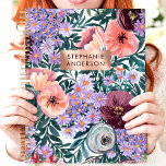 Agenda Nombre Personalizado De Lavanda Y Flor Silvestre D<br><div class="desc">Este bonito diseño muestra un exuberante jardín de flores silvestres en tonos lavanda, rubia, borgoña y melocotón, enmarcado por una suave vegetación. La placa con su nombre dorado subió aporta un toque personalizado, creando un aspecto elegante y atemporal. Perfecto para estudiantes, profesionales, o cualquier persona que aprecie los diseños florales...</div>