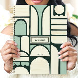 Agenda Nombre personalizado de los Arcos Geométricos Mode<br><div class="desc">Organización de abrazos con este moderno y artístico planificador con un diseño geométrico único con arcos en tonos verde y crema tranquilizantes. Personalízalo con tu nombre para un toque único. Este planificador es perfecto para realizar un seguimiento de las citas, tareas pendientes y todas sus fechas importantes durante el 2025....</div>