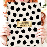 Agenda Nombre personalizado de punto de polka blanco y ne<br><div class="desc">¡Manténgase organizado con estilo con este llamativo planificador de puntos polka! Con un diseño en blanco y negro audaz, este planificador es perfecto para añadir un toque de personalidad a su rutina diaria. La placa con el nombre de oro metalizado cepillado añade un toque de sofisticación y permite la personalización....</div>