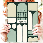 Agenda Nombre personalizado de resumen geométrico verde 2<br><div class="desc">Organización de abrazos con este moderno y artístico planificador con un diseño geométrico abstracto en tonos verde, beige y crema. Personalízalo con tu nombre para un toque único. Este planificador es perfecto para realizar un seguimiento de las citas, tareas pendientes y todas sus fechas importantes durante el 2025. Con su...</div>