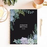Agenda Nombre personalizado de Succulent Garden 2025<br><div class="desc">Cultiva tus sueños y aspiraciones con este elegante planificador. Decorado con un suculento jardín acuático, este planificador le invita a cultivar sus planes y a observar su florecimiento a lo largo del año. Imagínate anotando tus pensamientos y citas en medio de este tranquilo oasis. Personalízalo con tu nombre y deja...</div>