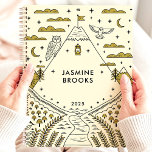 Agenda Nombre personalizado de Whimsical Mountain Adventu<br><div class="desc">Embarque en un viaje de organización y asombro con este caprichoso planificador. Con una fascinante escena montañosa con búhos, árboles y un sinuoso camino, este planificador le invita a explorar las profundidades de su imaginación. Imagínate anotando tus sueños y citas en medio de este paisaje encantador. Personalízalo con tu nombre...</div>