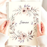 Agenda Nombre personalizado de Wreath floral de color de<br><div class="desc">Este elegante diseño de planificación presenta una suave corona floral de color acuático en delicados tonos de color rubor, malva y verde sabio. La romántica disposición enmarca un nombre personalizado en el centro, añadiendo un toque sofisticado y personal. Perfecto para organizar su horario mientras muestra una estética atemporal. Ya sea...</div>