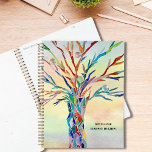 Agenda Nombre personalizado del árbol de arco iris<br><div class="desc">Este único Planner está decorado con un árbol de color arcoiris y un fondo acuático. El diseño original se hizo en mosaico con pequeños trozos de vidrio de colores vivos. Personalizar con tu nombre y año. Utilice la opción Herramienta de diseño para cambiar el tamaño, estilo o color del texto....</div>