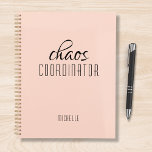 Agenda Nombre personalizado del coordinador del caos<br><div class="desc">El coordinador del caos,  Peach Personalized Name,  señala el texto "coordinador del caos" en una divertida tipografía de escritura negra. Perfecto para esa madre ocupada,  profesora,  entrenadora de equipo deportivo o jefe de trabajo. Diseñado por Evco Studio www.zazzle.com/store/evcostudio</div>