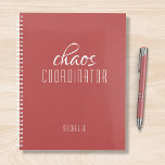 Agenda Nombre personalizado del coordinador del caos<br><div class="desc">Coordinador de caos Nombre personalizado devela el texto "coordinador de caos" en una divertida tipografía de escritura blanca. Perfecto para esa madre ocupada,  profesora,  entrenadora de equipo deportivo o jefe de trabajo. Diseñado por Evco Studio www.zazzle.com/store/evcostudio</div>