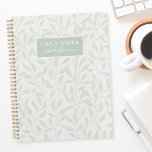 Agenda Nombre personalizado del filtro de grises y saltos<br><div class="desc">Planner de espiral diseñado por personalizados con un elegante patrón de follaje de sabio natural con nombre personalizado sobre fondo de color gris suave.</div>