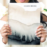 Agenda Nombre personalizado del lavado de acuarela neutra<br><div class="desc">Abraza la serena belleza de este planificador minimalista. Los lavados de agua suaves y neutros fluyen a través de la cubierta, creando una estética apacible y sofisticada. Imagínate a la deriva de tu agenda con una gracia sin esfuerzo. Personalízalo con tu nombre y deja que este planificador sea tu compañero...</div>