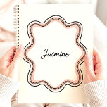 Agenda Nombre personalizado del marco ondulado moderno<br><div class="desc">Este elegante planificador ofrece un marco suave y redondeado de vieiras. Personalízalo con tu nombre para un toque único y sofisticado. Este planificador es perfecto para realizar un seguimiento de las citas, tareas pendientes y todas sus fechas importantes. Con su diseño clásico y su amplio espacio de escritura, es imprescindible...</div>