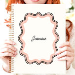 Agenda Nombre personalizado del marco ondulado rosado<br><div class="desc">Manténgase organizado y con estilo con este elegante planificador con un delicado marco de vieiras rosadas. Personalízalo con tu nombre para un toque único. Este planificador es perfecto para realizar un seguimiento de las citas, tareas pendientes y todas sus fechas importantes. Con su diseño clásico y su amplio espacio de...</div>