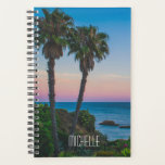 Agenda Nombre personalizado del parque de islas tropicale<br><div class="desc">Este diseño cuenta con una isla tropical con palmeras y un mar tranquilo con puesta de sol y un nombre personalizado editable escrito en una popular tipografía moderna. Personalice editando el texto en el cuadro de texto o eliminándolo sin texto. #tropical #puesta de sol #playa #océano #personalizado #planner #regalo</div>