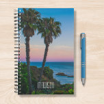 Agenda Nombre personalizado del parque de islas tropicale<br><div class="desc">Este diseño cuenta con una isla tropical con palmeras y un mar tranquilo con puesta de sol y un nombre personalizado editable escrito en una popular tipografía moderna. Personalice editando el texto en el cuadro de texto o eliminándolo sin texto. #tropical #puesta de sol #playa #océano #personalizado #planner #regalo</div>