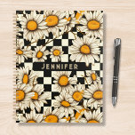 Agenda Nombre personalizado del tablero de ajedrez Retro<br><div class="desc">Retro Groovy Daisy Checkerboard Personalized Name Planner (Planner de nombres personalizados) presenta un patrón de marea en color negro y blanco con el fondo de un patrón de tablero de ajedrez con el texto personalizado o el nombre personalizado en el centro. Perfecto como regalo para la familia y amigos para...</div>