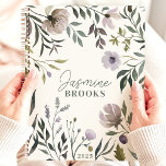 Agenda Nombre personalizado Floral de acuarela silenciada<br><div class="desc">Abraza la suave belleza de las flores mudas con este elegante planificador. Las flores acuáticas en tonos suaves de lavanda y gris crean un entorno sereno para sus sueños y aspiraciones. Imagínate anotando tus pensamientos y citas en medio de este tranquilo jardín. Personalízalo con tu nombre y deja que este...</div>