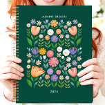 Agenda Nombre personalizado floral de arte folclórico bri<br><div class="desc">Este alegre diseño presenta un vibrante estampado floral inspirado en el arte folclórico, con coloridas flores en tonos rosa, violeta, naranja y blanco sobre un fondo verde profundo. El nombre personalizado y el año le dan un toque único, haciéndolo perfecto para estudiantes, profesionales o cualquier persona que ame los diseños...</div>