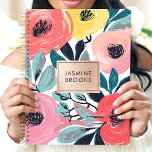 Agenda Nombre personalizado floral en negrita y expresivo<br><div class="desc">Este diseño vibrante se caracteriza por la presencia de flores expresivas en tonos atrevidos de coral, amarillo, rosa y verde azulado, acentuadas con brochas animadas y un elegante placa con nombres de oro subió. El tacto personalizado lo hace perfecto para estudiantes, profesionales o cualquier persona que ame los diseños coloridos...</div>