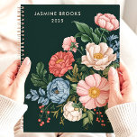 Agenda Nombre personalizado florístico botánico vintage<br><div class="desc">Este impresionante diseño presenta una decoración botánica de inspiración vintage con floraciones vibrantes en tonos rosa, azul y crema, con un rico fondo verde. Personalizado con un nombre personalizado y el año 2025, aporta elegancia atemporal a la organización cotidiana. Perfecto para los amantes de la naturaleza, los jardineros o los...</div>