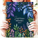 Agenda Nombre personalizado florístico tropical vibrante<br><div class="desc">Este diseño vibrante presenta un marco floral tropical exuberante con follaje colorido y bayas en tonos violeta, naranja, verde y azul, todo ello rodeado de un fondo marino profundo. El nombre personalizado y el año le dan un toque elegante y único, lo que lo hace perfecto para los amantes de...</div>