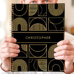 Agenda Nombre personalizado geométrico moderno negro y or<br><div class="desc">Este moderno diseño de planificación cuenta con un fondo negro de negrita adornado con un sofisticado patrón geométrico en oro radiante. El nombre personalizado que se muestra en el centro añade un toque elegante y personal al diseño general. Perfecto para profesionales, estudiantes o cualquier persona que valore la estética contemporánea...</div>