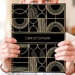 Agenda Nombre personalizado geométrico negro y dorado<br><div class="desc">Este elegante diseño de planificación presenta un llamativo fondo negro con un patrón geométrico audaz en brillantes acentos dorados. El diseño moderno destaca un nombre personalizado en el centro, por lo que es elegante y personalizado. Ideal para profesionales, estudiantes o para quien aprecie el diseño contemporáneo. Perfecto para organizar tareas...</div>