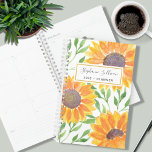 Agenda Nombre personalizado Girasol<br><div class="desc">Este único Planner está decorado con girasoles color agua amarillo y hojas verdes sobre un fondo blanco. Personalizable fácil con tu nombre y año. Porque creamos nuestra obra de arte no encontrarás esta imagen exacta de otros diseñadores. Acuarela original © Michele Davies.</div>