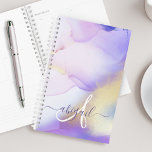 Agenda Nombre personalizado Monograma color púrpura<br><div class="desc">Personaliza fácilmente este estilo glamoroso de pintura de acuarela lila abstracta y el fondo falso de pulverización dorada con tus detalles personalizados.</div>