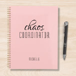 Agenda Nombre personalizado rosado del coordinador del ca<br><div class="desc">El coordinador del caos,  Pink Personalized Name (Nombre personalizado rosado),  muestra el texto "coordinador del caos" en una divertida tipografía de escritura negra. Perfecto para esa madre ocupada,  profesora,  entrenadora de equipo deportivo o jefe de trabajo. Diseñado por Evco Studio www.zazzle.com/store/evcostudio</div>
