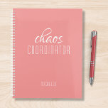Agenda Nombre personalizado rosado del coordinador del ca<br><div class="desc">Coordinador de caos Nombre personalizado rosa muestra el texto "coordinador de caos" en una divertida tipografía de escritura blanca. Perfecto para esa madre ocupada,  profesora,  entrenadora de equipo deportivo o jefe de trabajo. Diseñado por Evco Studio www.zazzle.com/store/evcostudio</div>