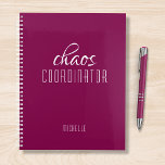 Agenda Nombre personalizado rosado del coordinador del ca<br><div class="desc">El coordinador del caos Deep Pink Personalized Name señala el texto "coordinador del caos" en una divertida tipografía de escritura blanca. Perfecto para esa madre ocupada,  profesora,  entrenadora de equipo deportivo o jefe de trabajo. Diseñado por Evco Studio www.zazzle.com/store/evcostudio</div>