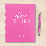 Agenda Nombre personalizado rosado del coordinador del ca<br><div class="desc">Coordinador de caos Nombre personalizado rosa muestra el texto "coordinador de caos" en una divertida tipografía de escritura blanca. Perfecto para esa madre ocupada,  profesora,  entrenadora de equipo deportivo o jefe de trabajo. Diseñado por Evco Studio www.zazzle.com/store/evcostudio</div>