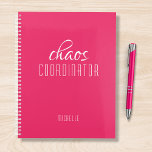 Agenda Nombre personalizado rosado del coordinador del ca<br><div class="desc">Coordinador de caos Nombre personalizado rosa muestra el texto "coordinador de caos" en una divertida tipografía de escritura blanca. Perfecto para esa madre ocupada,  profesora,  entrenadora de equipo deportivo o jefe de trabajo. Diseñado por Evco Studio www.zazzle.com/store/evcostudio</div>