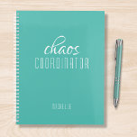 Agenda Nombre personalizado verde del coordinador del cao<br><div class="desc">El coordinador del caos,  Green Personalized Name (Nombre personalizado verde),  muestra el texto "coordinador del caos" en una divertida tipografía de escritura blanca. Perfecto para esa madre ocupada,  profesora,  entrenadora de equipo deportivo o jefe de trabajo. Diseñado por Evco Studio www.zazzle.com/store/evcostudio</div>