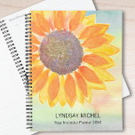Agenda Nombre Personalizado Yoga Instructor Planner 2023<br><div class="desc">Este moderno planificador botánico de instructores de yoga está decorado con un girasol amarillo sobre un fondo acuático. Personalizable fácil. Utilice la Herramienta de diseño para cambiar el tamaño, estilo o color del texto. A medida que creamos nuestra obra de arte no encontrarás esta imagen exacta de otros diseñadores. Acuarela...</div>