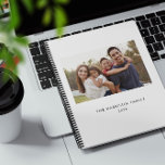 Agenda Nombre y foto de la familia minimalista<br><div class="desc">Un simple planificador minimalista del calendario fotográfico familiar. La foto es sólo con fines de colocación y puede ser reemplazada por cualquier foto. Se puede personalizar todo el texto.</div>