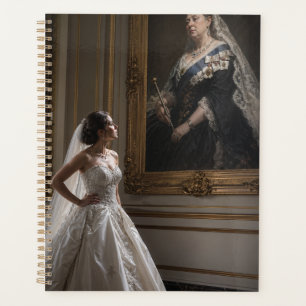 Agenda Novia elegante contemplando retrato victoriano rea