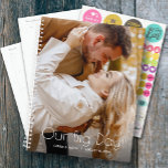 Agenda Nuestra Gran Día Foto Boda<br><div class="desc">Planificador de boda con tu foto favorita en la portada - personalizado con tus detalles en letra chic. El planificador incluye diseños mensuales y semanales,  12 meses,  60 páginas con cubierta suave laminada en la parte frontal y trasera.</div>
