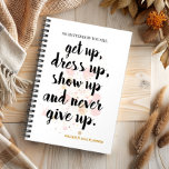 Agenda Nunca renuncies a la planificación motivacional<br><div class="desc">Nunca renuncies a la tipografía - presentando este hermoso planificador motivacional. Con un fondo de suave pintura a la acuarela en elegantes tonos rosa y beige. La inspiradora portada: "No importa cómo te sientas - levántate, disfrazate, aparenta y nunca te rindas". Despierta inspirado, toma el día con este sensacional planificador....</div>