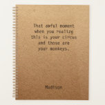 Agenda Oficina de notas personalizadas de Funny Boss Mana<br><div class="desc">Funny Boss Manager Personalized Notes Office Meeting Planner incluye el texto "Ese terrible momento cuando te das cuenta de que este es tu circo y esos son tus monos" con tu nombre personalizado debajo en un fondo de papel artesanal rústico neutro en cuanto a género. Personalice editando el texto en...</div>